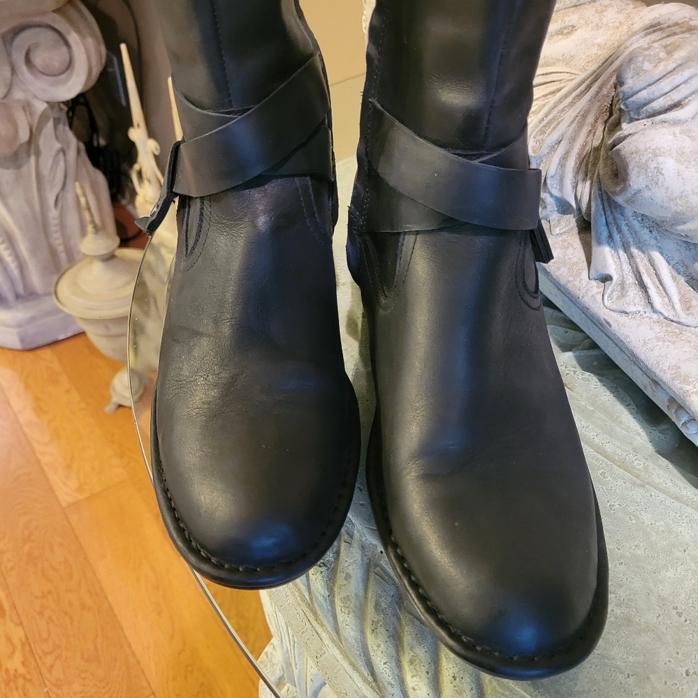 Ugg Bandera Leather Knee High Boots in Black.  UGG SN 1095056. #485 - Picture 16 of 16